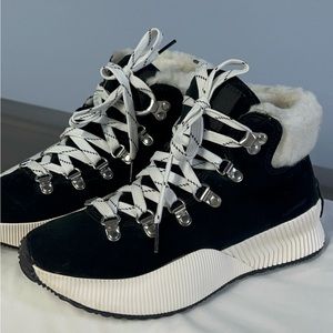 Ladies boots, black and white, size 6,5, brand Sorel